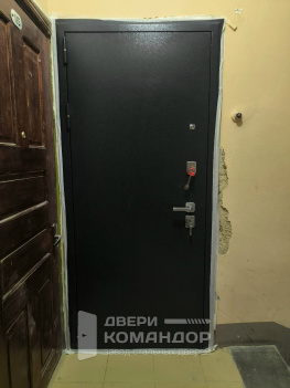 Входная дверь Спартак Бетон букле чёрный / зеркало бетон светлый с расширением проёма АСД (Типовая серия I-447)